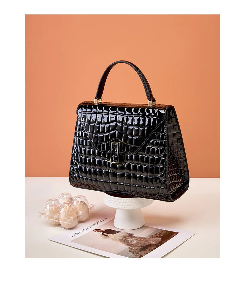 Luxury Crocodile Pattern Lady Handbag Women Shoulder Bags Designer FamSPECIFICATIONSBrand Name: NoEnName_NullOrigin: Mainland ChinaCN: ZhejiangLining Material: POLYESTERMain Material: Genuine leatherPlace Of Origin: ZHE JIANG ProvincePDMEwomenstorenull