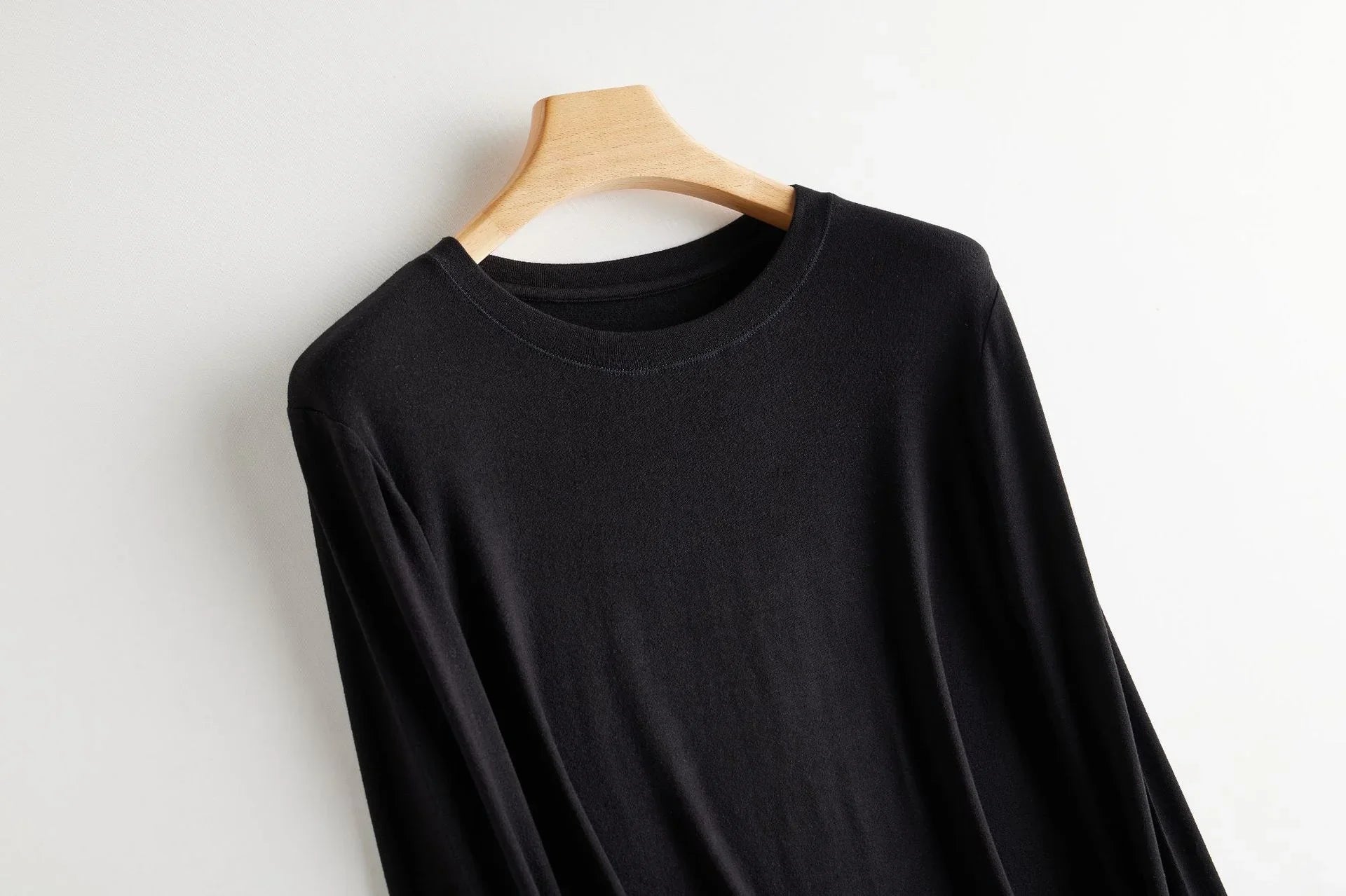 Wool Soft Long Sleeve T-shirts Women Round Neck Slim Fit Basic HeatingSPECIFICATIONSBrand Name: Y DemoStyle: Office LadyAge: MIDDLE AGEOrigin: Mainland ChinaCN: ZhejiangSeason: Autumn/WinterClothing Length: regularDecoration: noneElastDMEwomenstorenull