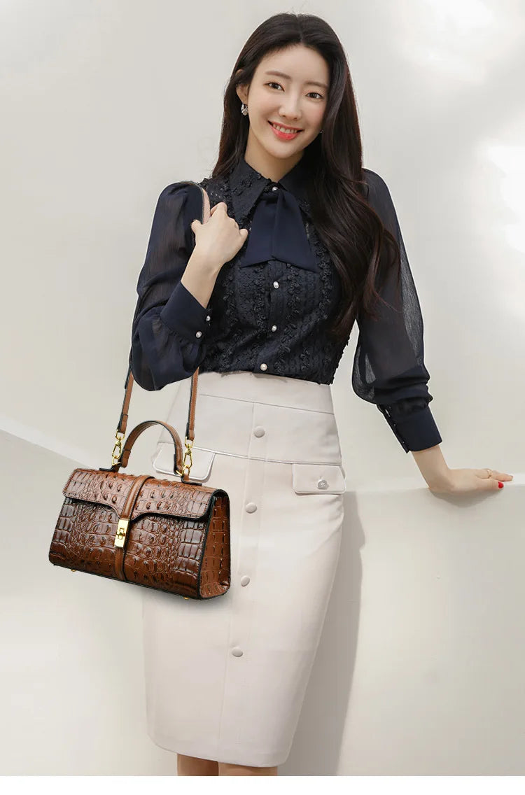 Leather Crocodile Pattern Women's Bag Fashion Brand Ladies HandbagsSPECIFICATIONSBrand Name: NoEnName_NullOrigin: Mainland ChinaCN: GuangdongLining Material: COTTONLining Material: POLYESTERMain Material: Genuine leatherPlace Of OriDMEwomenstorenull