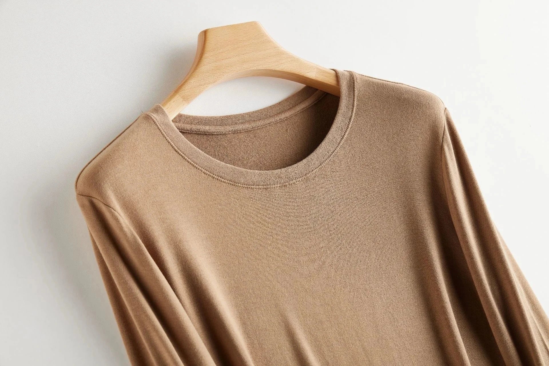 Wool Soft Long Sleeve T-shirts Women Round Neck Slim Fit Basic HeatingSPECIFICATIONSBrand Name: Y DemoStyle: Office LadyAge: MIDDLE AGEOrigin: Mainland ChinaCN: ZhejiangSeason: Autumn/WinterClothing Length: regularDecoration: noneElastDMEwomenstorenull