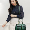 Leather Crocodile Pattern Women's Bag Fashion Brand Ladies HandbagsSPECIFICATIONSBrand Name: NoEnName_NullOrigin: Mainland ChinaCN: GuangdongLining Material: COTTONLining Material: POLYESTERMain Material: Genuine leatherPlace Of OriDMEwomenstorenull