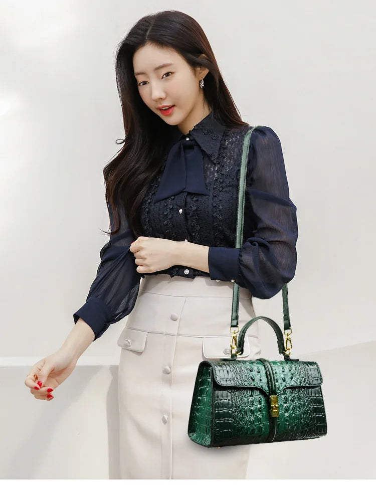 Leather Crocodile Pattern Women's Bag Fashion Brand Ladies HandbagsSPECIFICATIONSBrand Name: NoEnName_NullOrigin: Mainland ChinaCN: GuangdongLining Material: COTTONLining Material: POLYESTERMain Material: Genuine leatherPlace Of OriDMEwomenstorenull